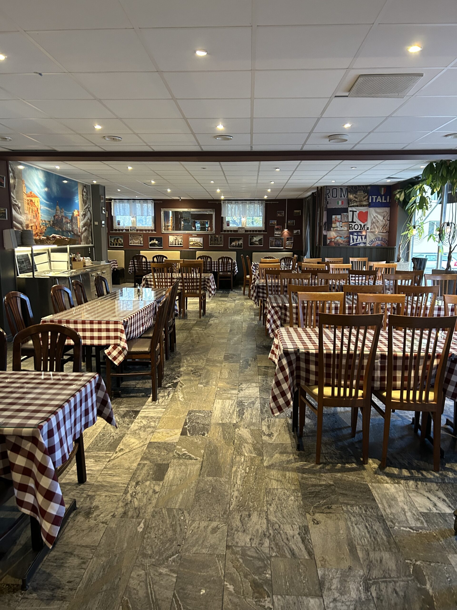 Den ljusa och trevliga matsalen på Restaurang Söderhörnet
