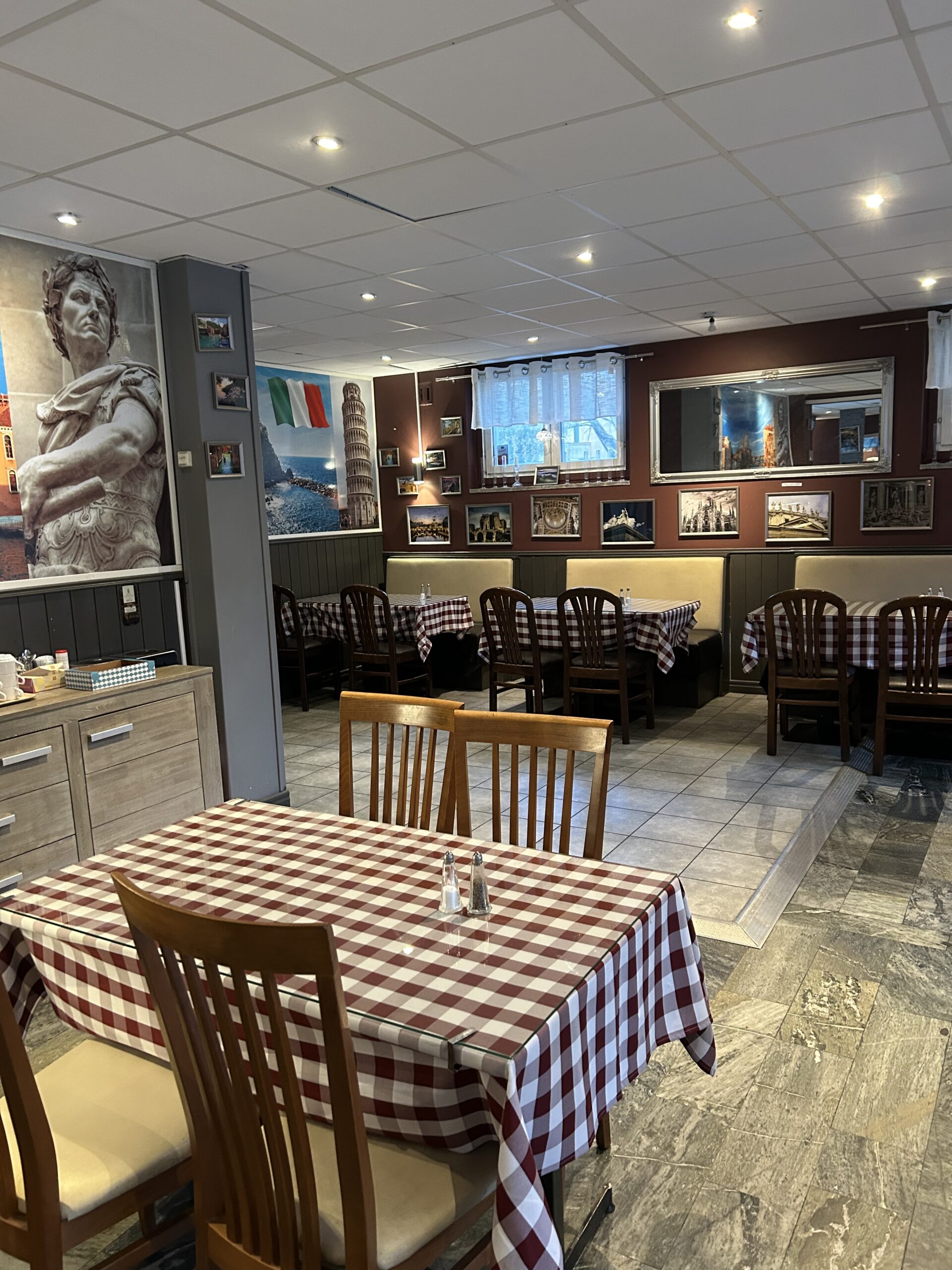 Restaurang Söderhörnets inbjudande interiör med dukade bord och ljusinsläpp från hamnen